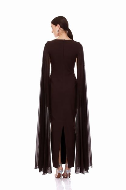 فستان سهرة مطرز بتفاصيل عباءة بنية